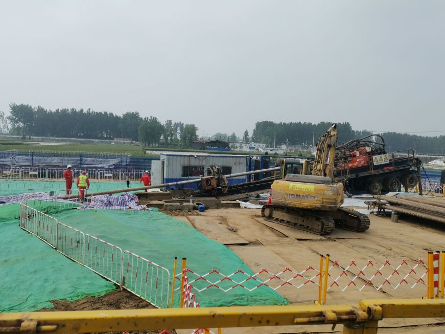 江漢油建山東管網南干線管道工程施工二區(qū)段線路工程湯河穿越現(xiàn)場